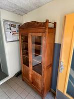 Oude houten vitrinekast met glazen deuren, Ophalen