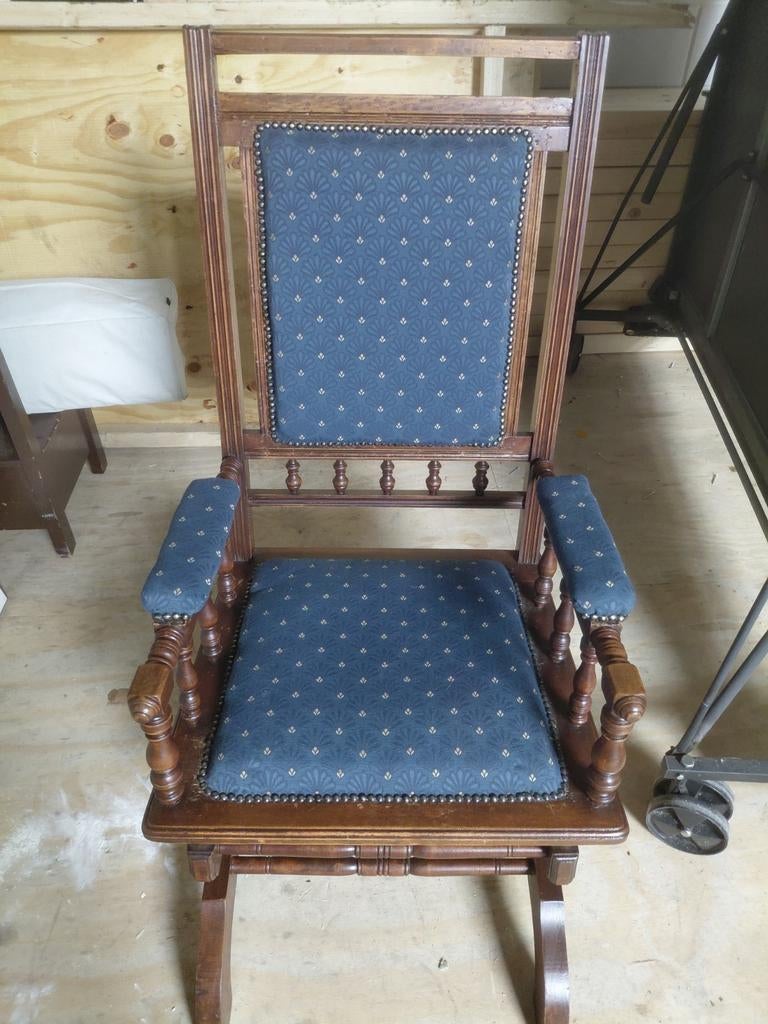 Antieke schommelstoel met blauwe bekleding, Ophalen