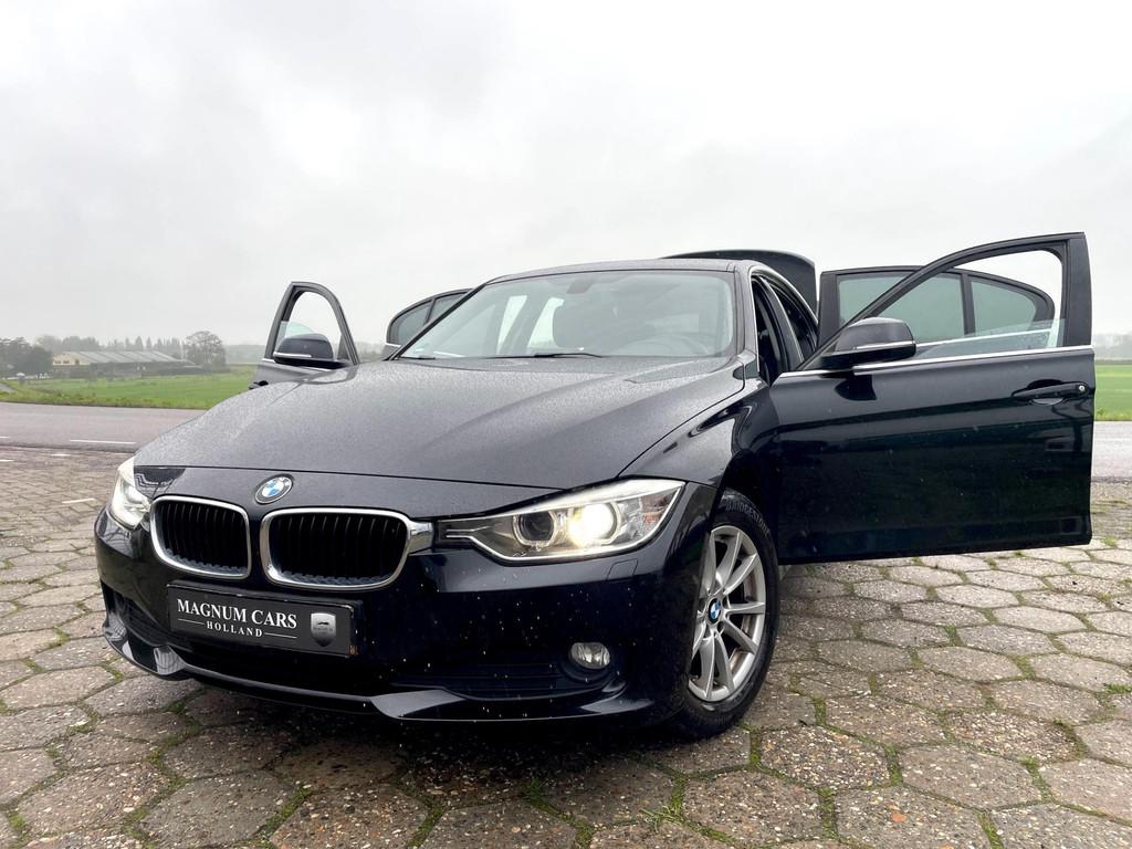 BMW 3-serie 316i NAP 5DRS AUTOMAAT XENON NAVI SCHERM NW APK, Auto's, Euro 6, 4 cilinders, Zwart, Origineel Nederlands