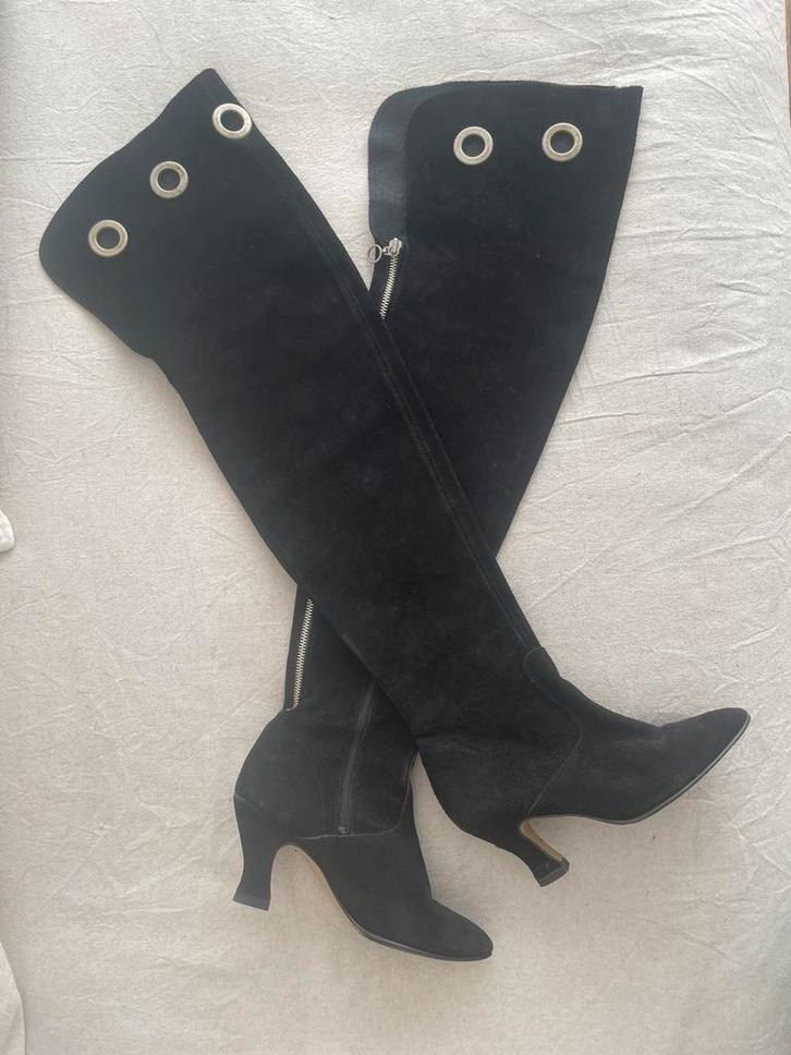 Zwarte suède overknee laarzen (38)met ritsen uit 70er jaren, Kleding | Dames, Schoenen, Zo goed als nieuw, Hoge laarzen, Zwart