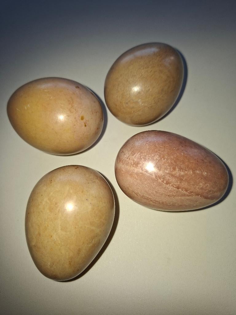 4 decoratieve eieren Afrikaanse soapstone, Ophalen of Verzenden, Zo goed als nieuw
