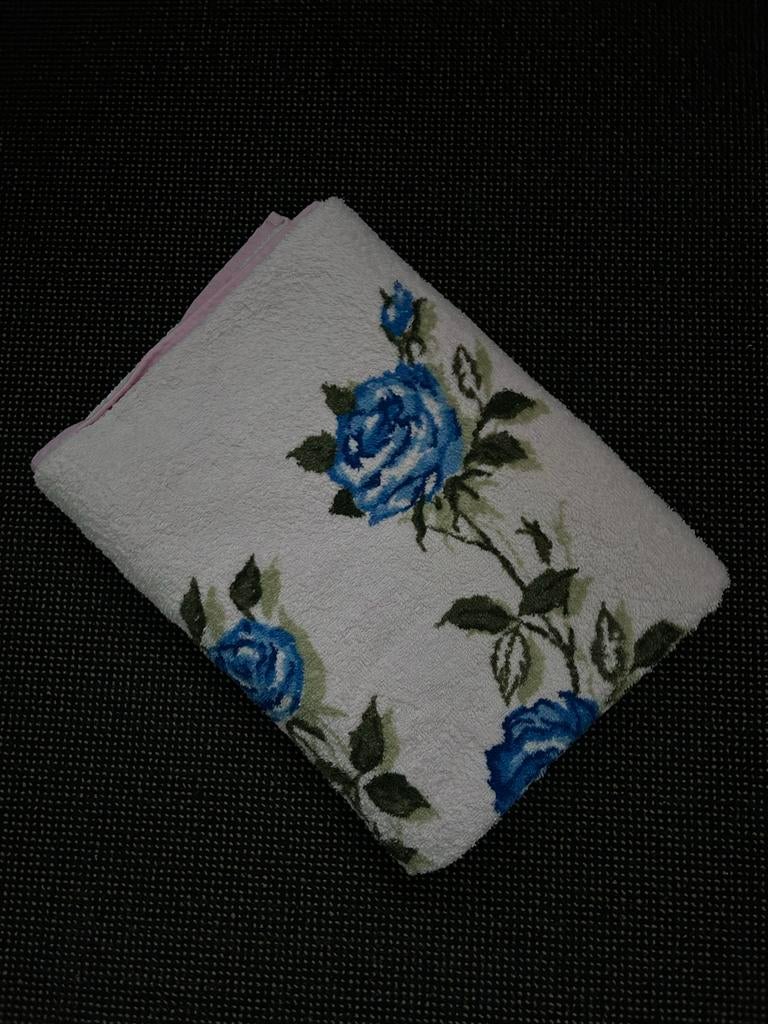 Lichtroze badlaken met blauwe rozen - vintage, Ophalen of Verzenden, Nieuw, Roze, Handdoek