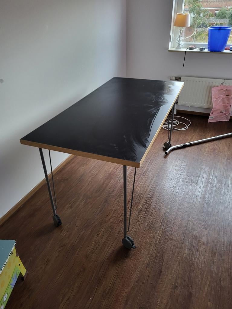 Zwart bureau met metalen poten, Huis en Inrichting, Bureaus, Ophalen of Verzenden, Gebruikt