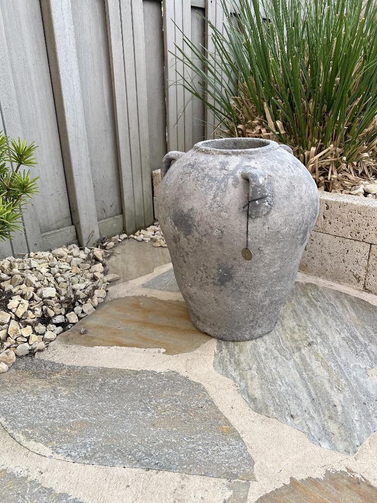 grote vintage terracotta pot / vaas / kruik, verweerd grijs, Huis en Inrichting, Woonaccessoires | Vazen, Zo goed als nieuw, Overige kleuren