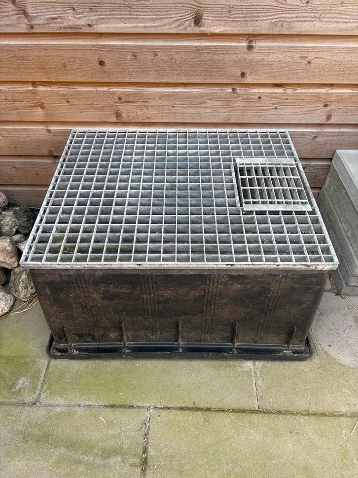 Pomp bak met rooster en natuurstenen 70x60 cm, Tuin en Terras, Waterpartijen en Fonteinen, Gebruikt, Waterornament, Overige materialen