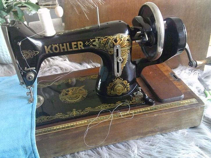 VINTAGE KOHLER zwarte handnaaimachine met  houten kap, Antiek en Kunst, Antiek | Naaimachines, Ophalen