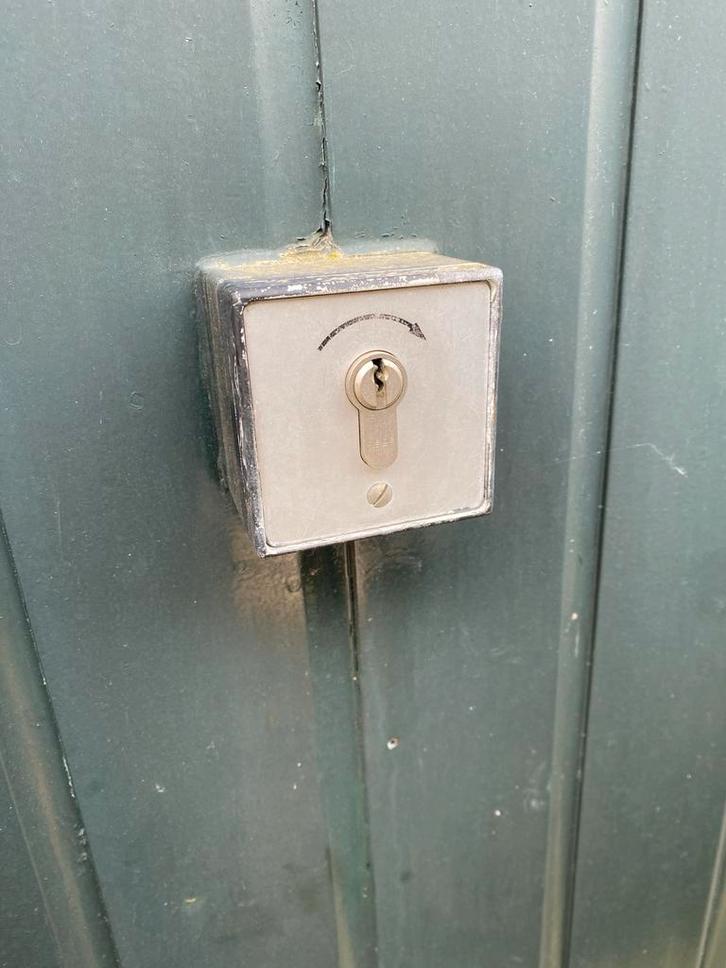 Werkend rolluik met elektrische bediening, Doe-het-zelf en Verbouw, Rolluiken, Gebruikt, 200 cm of meer, 100 tot 150 cm, Wit, Elektrische bediening