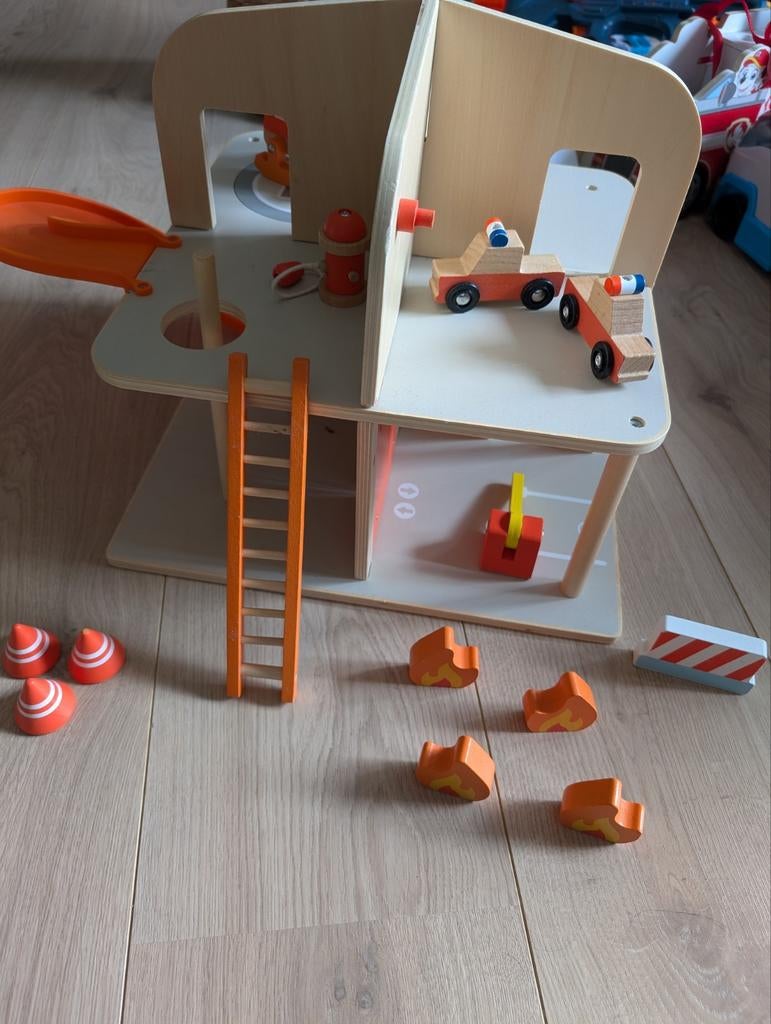 Houten brandweer speelgoed garage, Ophalen of Verzenden, Gebruikt