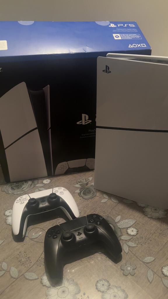 PlayStation 5 Digital Edition met 2 controllers, Ophalen of Verzenden, Gebruikt