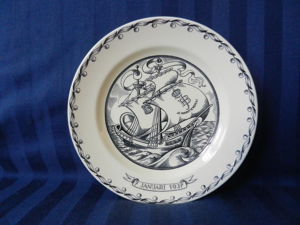 Bord huwelijk Juliana Bernhard 1937 ontw WJ Rozendaal Regout, Ophalen of Verzenden