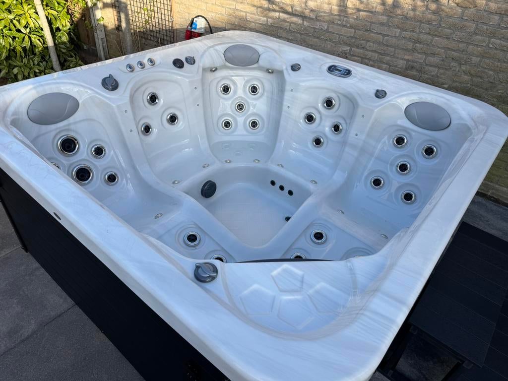 Jacuzzi 1,5 jaar oud nu voor 4350,- compleet met cover, Ophalen of Verzenden, Zo goed als nieuw, Trap, Vast