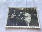 Oude foto: Vier vrouwen met hond in tuin, jaren '30, Gebruikt, Foto, Ophalen of Verzenden, Voor 1940