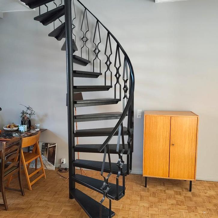 Zwarte wenteltrap, Doe-het-zelf en Verbouw, Ladders en Trappen, Gebruikt, 2 tot 4 meter, Ophalen of Verzenden