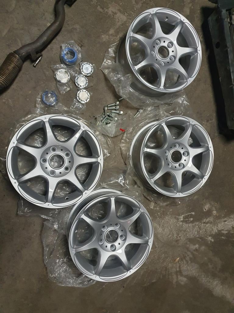 Nieuwe 15 inch velgen met bouten en onderdelen, Auto diversen, Velgenbomen, Ophalen of Verzenden, Nieuw