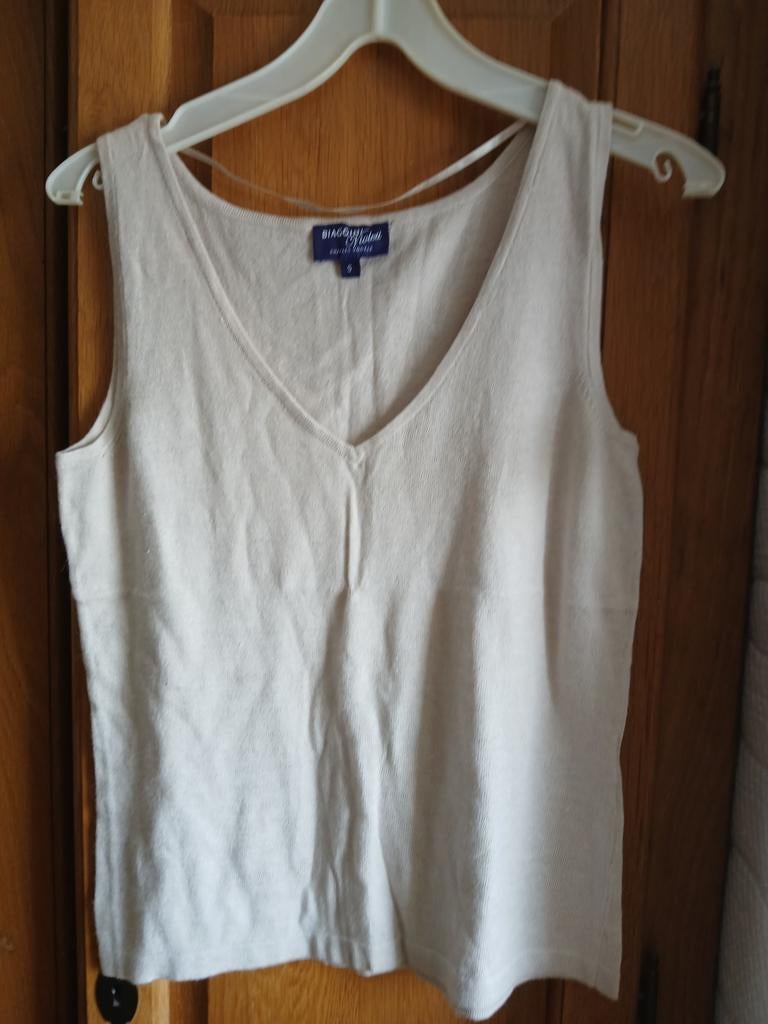 Een nieuwe prachtige zandkleurige top in maat S, met V hals., Ophalen, Charles Vogele, Beige, Nieuw