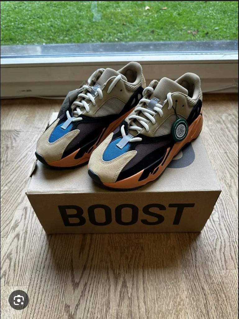 Yeezy Boost 700 Enflame Amber, Ophalen of Verzenden, Nieuw, Overige kleuren, Sneakers of Gympen