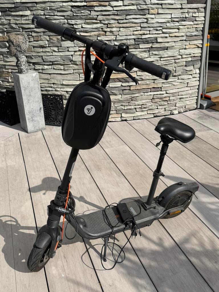 Ninebot elektrische step met zadel kan er ook af, Fietsen en Brommers, Steps, Ophalen of Verzenden, Zo goed als nieuw, Elektrische step (E-scooter)