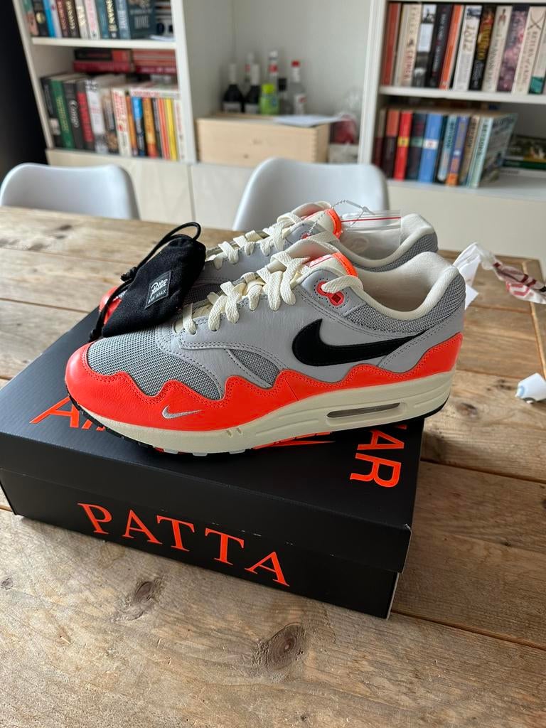 Patta x Nike Air Max 1 hyper crimson maat 44, Kleding | Heren, Schoenen, Ophalen, Nieuw, Overige kleuren
