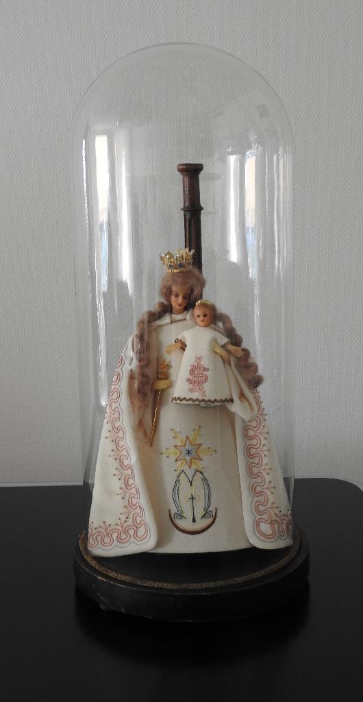 Antieke sierlijke glazen stolp op plateau pop Maria en kind, Ophalen