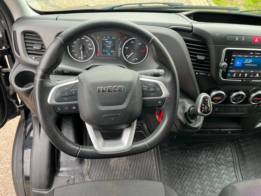 Iveco Daily 35S18 3.0 L2H2 Automaat | 3500kg trekgewicht | 4, Auto's, Gebruikt, 4 cilinders, Iveco, Zwart