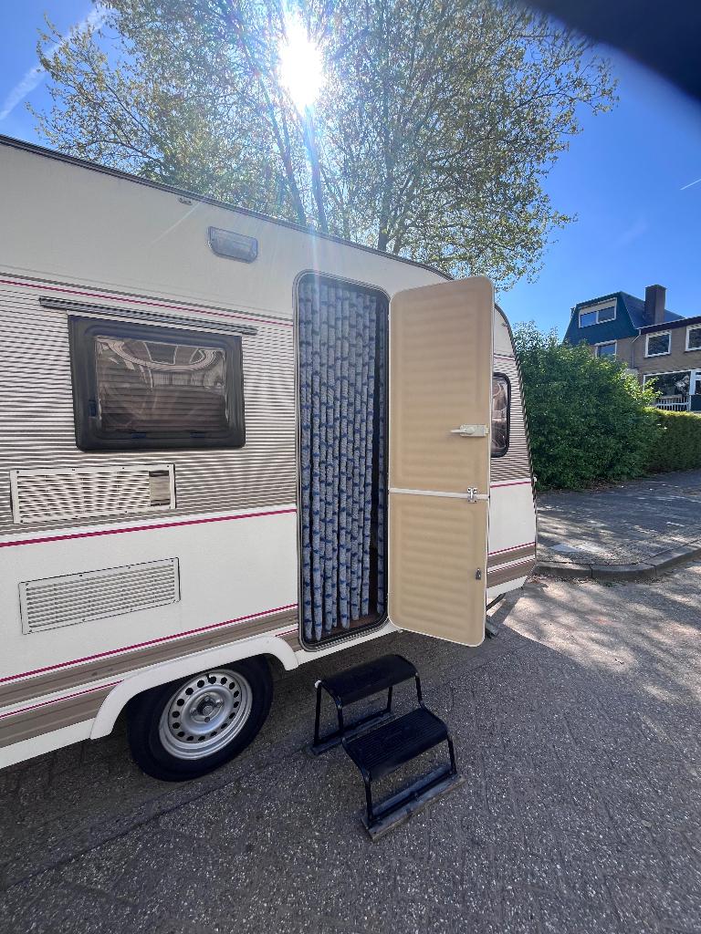 Dethleffs Caravan type naam Camper, Caravans en Kamperen, Caravans, Vast bed, Treinzit, 750 - 1000 kg, Particulier
