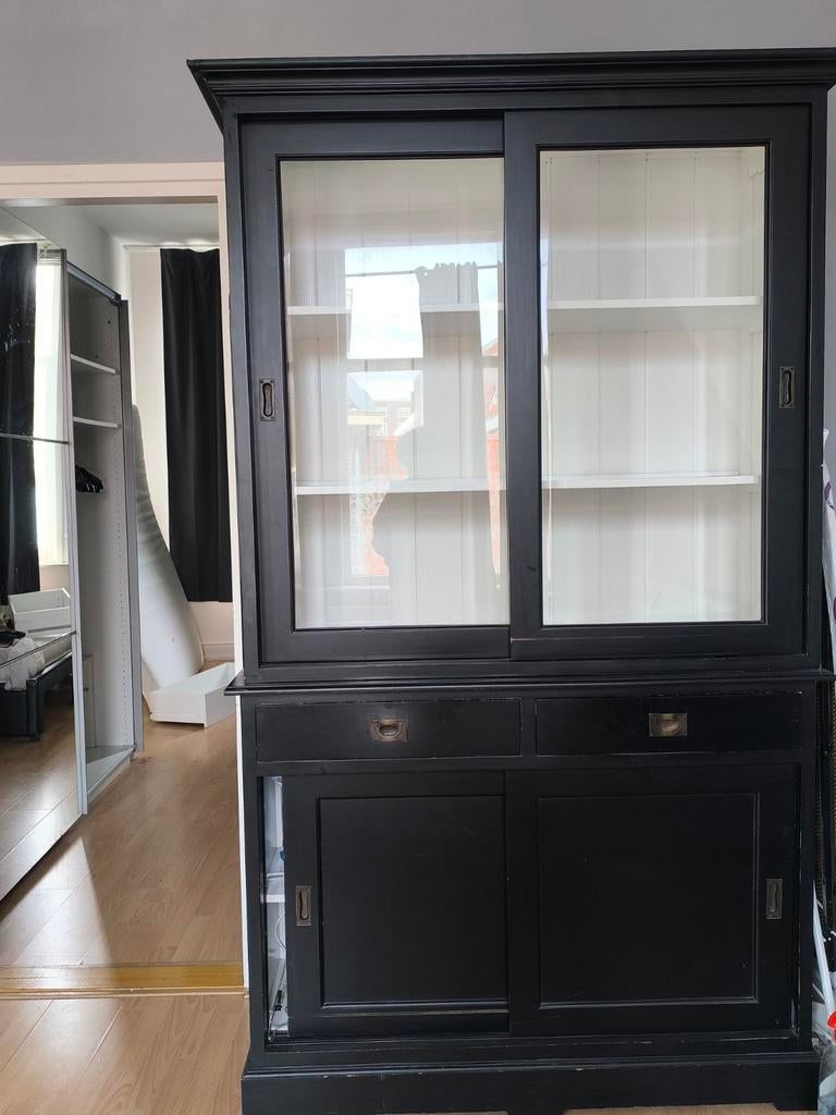Zwarte vitrinekast met schuifdeuren, Ophalen