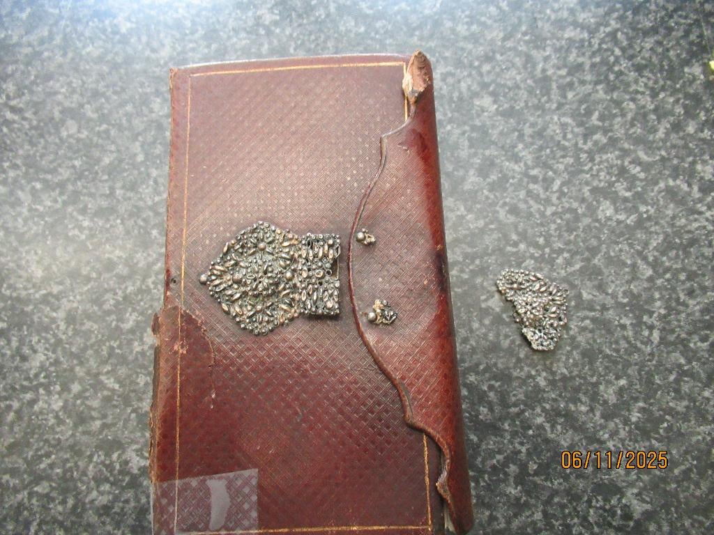 ANTIEKE BIJBEL met BEWERKT SLOT -1858+ PSALMEN EN GEZANGEN, Antiek en Kunst, Ophalen of Verzenden