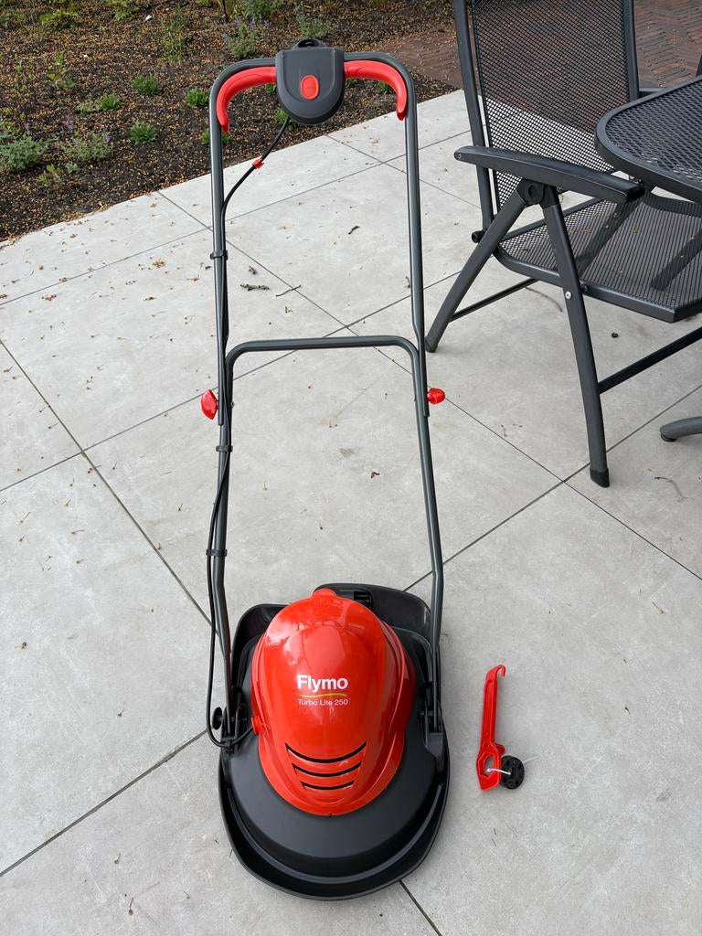 FLYMO TURBO LITE 250 Zweefmaaier, als nieuw, Zweefmaaier, Ophalen, Zo goed als nieuw