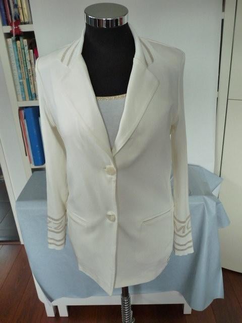 Chique  elegant roomwit jasje met top van Maicazz, mt XS 34, Wit, Ophalen of Verzenden, Jasje, Maat 34 (XS) of kleiner