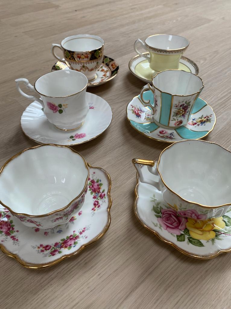 Various bone china coffee cup and saucer made of porcelain, Ophalen of Verzenden, Zo goed als nieuw, Overige stijlen, Kop(pen) en/of Schotel(s)