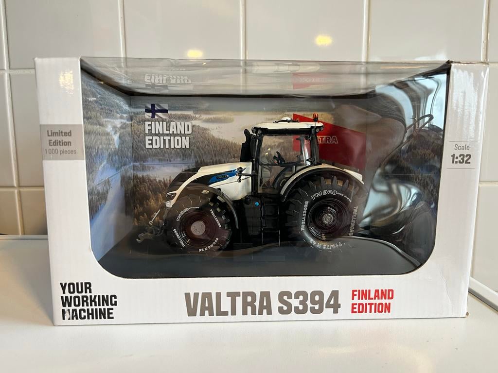Valtra S394 Finland Edition Schaalmodel 1:32 Nieuw, Hobby en Vrije tijd, Modelauto's | 1:32, Ophalen of Verzenden, Nieuw, Tractor of Landbouw