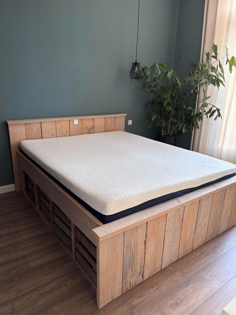 Te koop: Bed steigerhout met Matt matras (160x200), Ophalen, Gebruikt, Beige, Tweepersoons