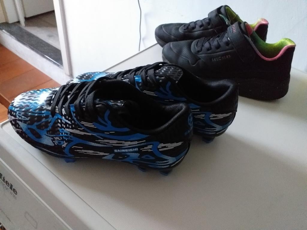 Nieuwe voetbalschoenen en skechers, Sport en Fitness, Voetbal, Maat XS of kleiner, Ophalen of Verzenden, Nieuw, Schoenen
