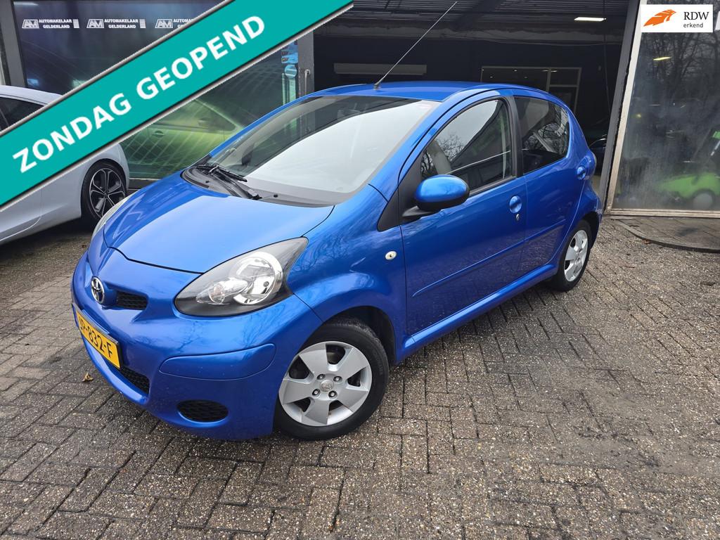 Toyota Aygo 1.0-12V Dynamic Blue | NW KOPPELING | 12MND GARA, Auto's, Toyota, Stof, Gebruikt, 68 pk, Bedrijf