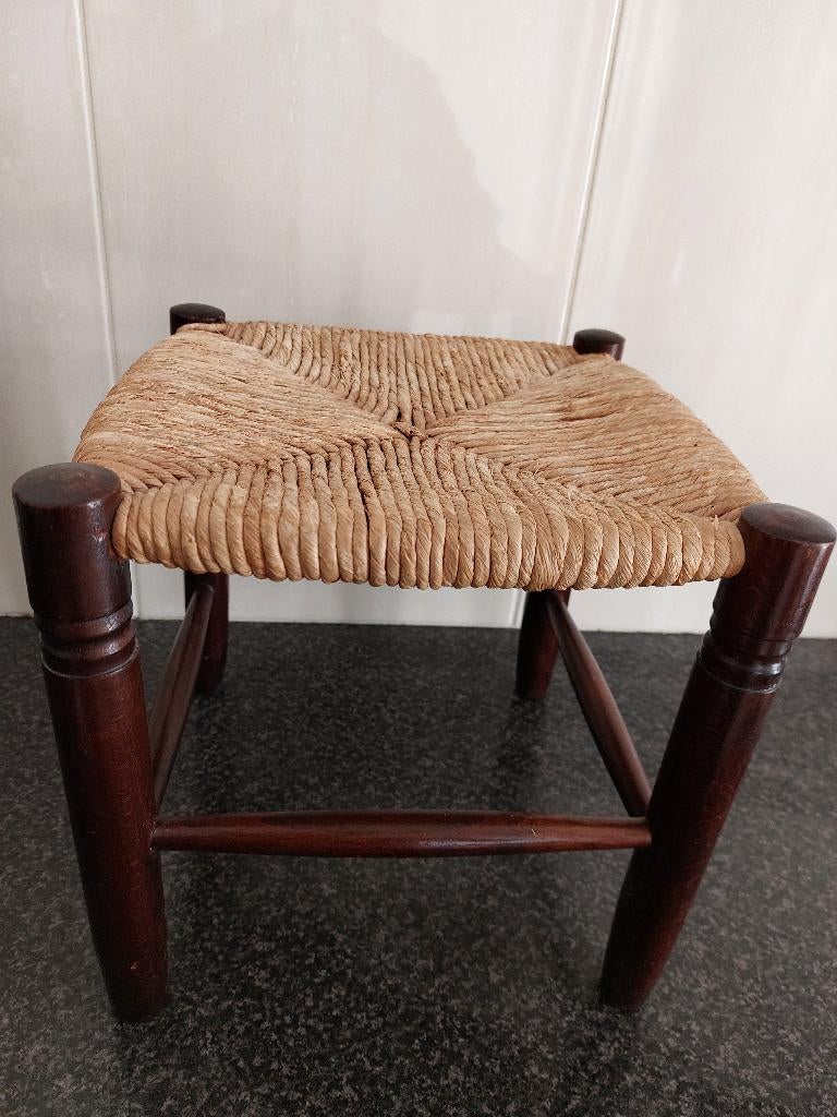 Vintage klein vierkant rieten krukje, Huis en Inrichting, Ophalen of Verzenden, Gebruikt, Overige materialen