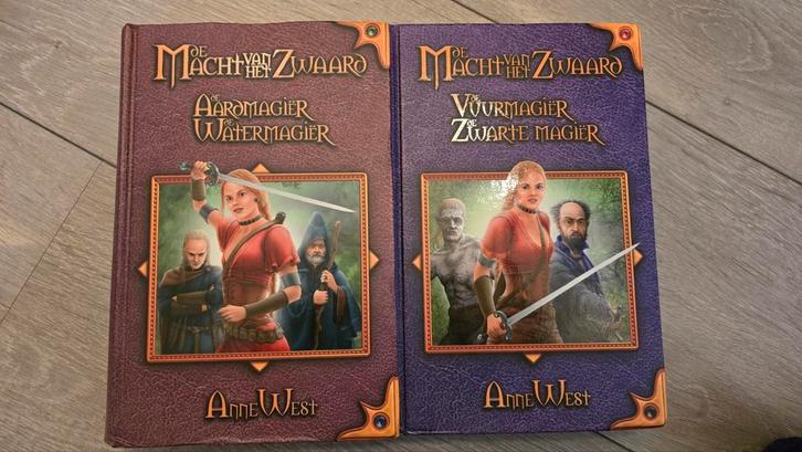 De Macht van het Zwaard - Boek 1 & 2 (Anne West) - Zeer Goed, Boeken, Fantasy, Zo goed als nieuw, Ophalen of Verzenden