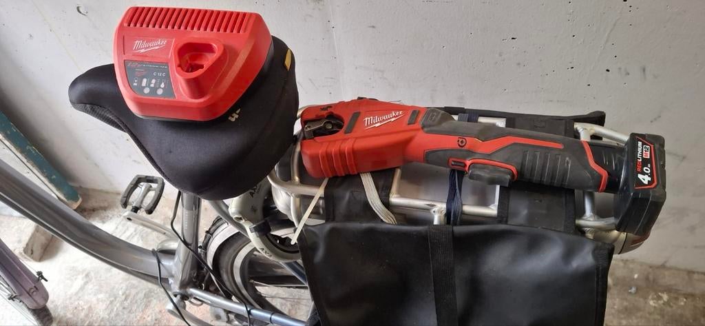 Milwaukee M12 C12 Pijpsnijder met accu en lader, Ophalen of Verzenden, Zo goed als nieuw