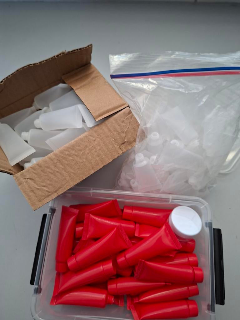 Kleine tubetjes voor proefmonsters, doorschijnend en rood, Ophalen of Verzenden, Nieuw