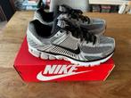 Nike Zoom Vomero 5 Metallic Grey (Maat 44, Nieuw), Overige kleuren, Nike Air, Nieuw, Ophalen of Verzenden
