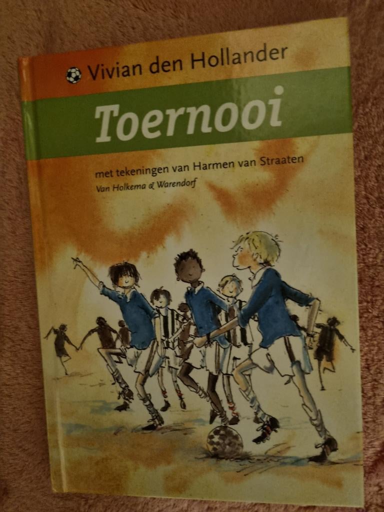 Toernooi, Fictie algemeen, Vivian den Hollander, Ophalen of Verzenden, Zo goed als nieuw