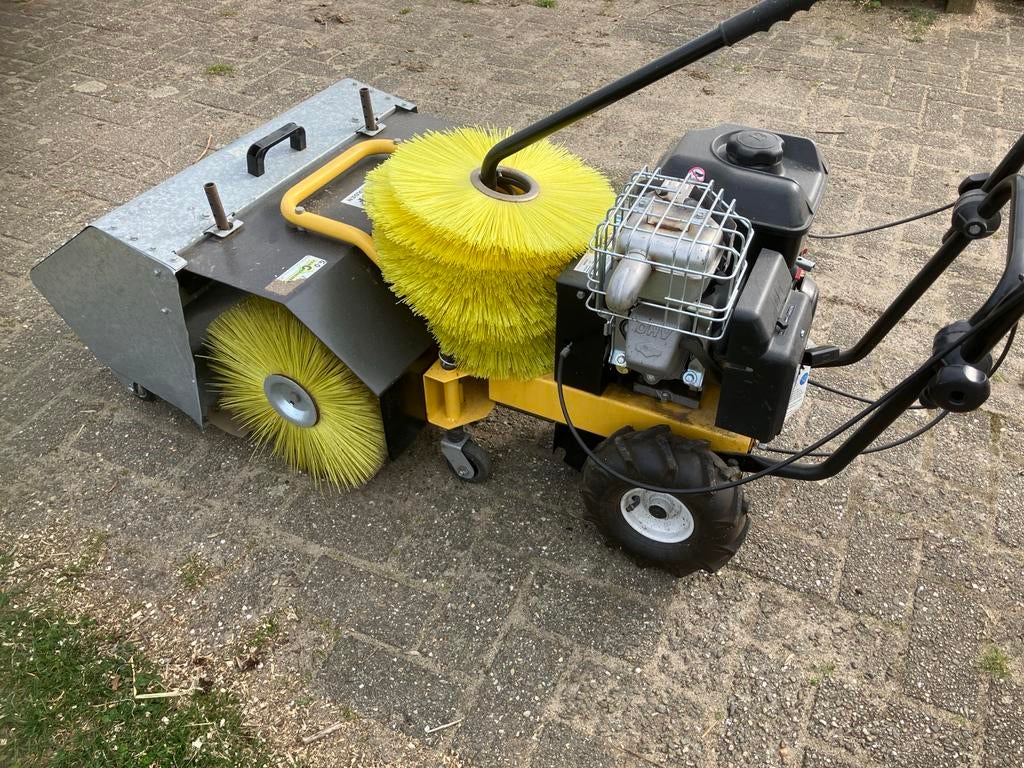 Veegmachine met aandrijving voor en achteruit, Tuin en Terras, Ophalen, Zo goed als nieuw