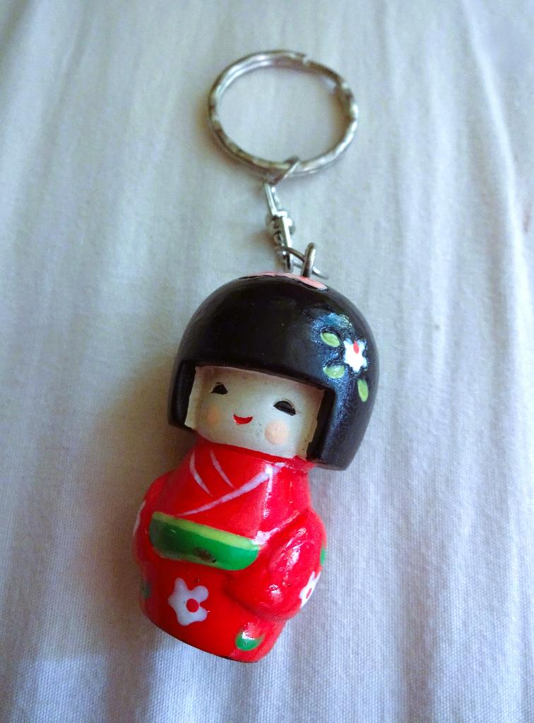 Sleutelhanger Kokeshi - Japans gelukspoppetje, Verzamelen, Sleutelhangers, Verzenden, Zo goed als nieuw, Knuffel of Figuurtje