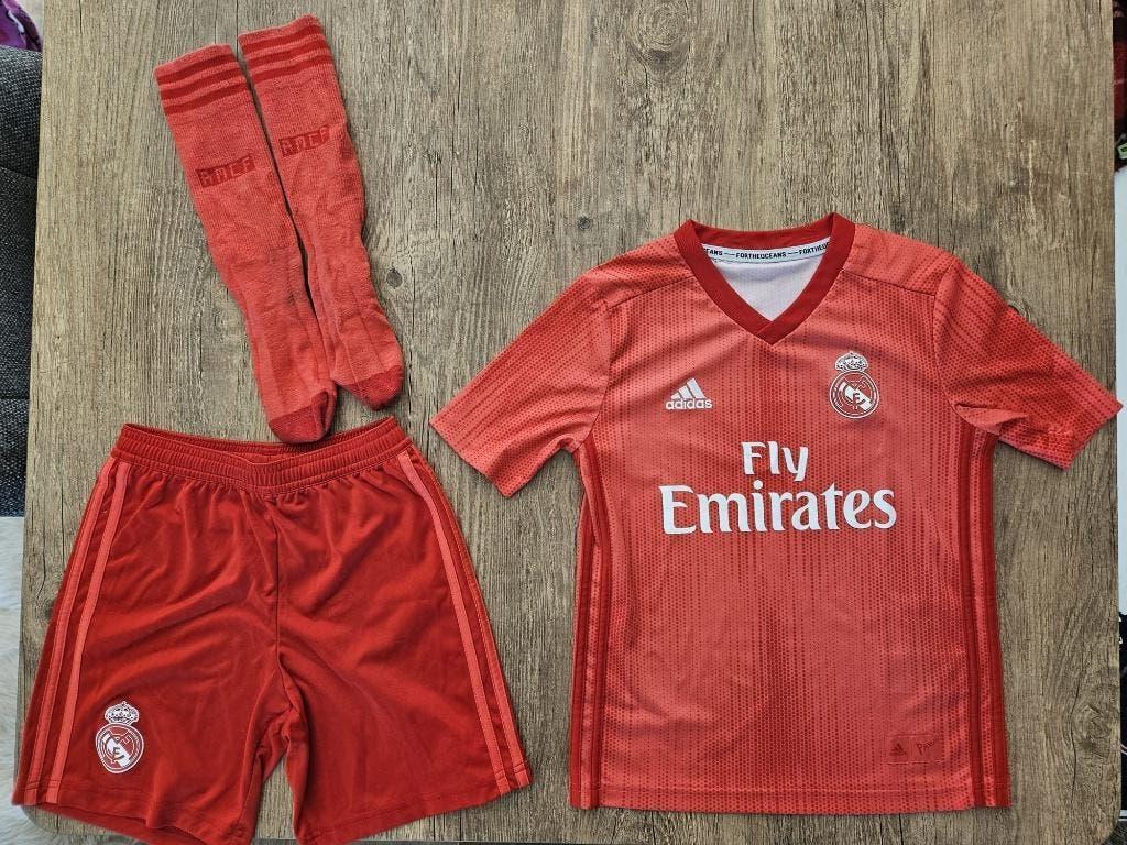 Origineel voetbaltenue Real Madrid, z.g.a.n., maat 140, Sport en Fitness, Voetbal, Maat XS of kleiner, Ophalen of Verzenden, Zo goed als nieuw