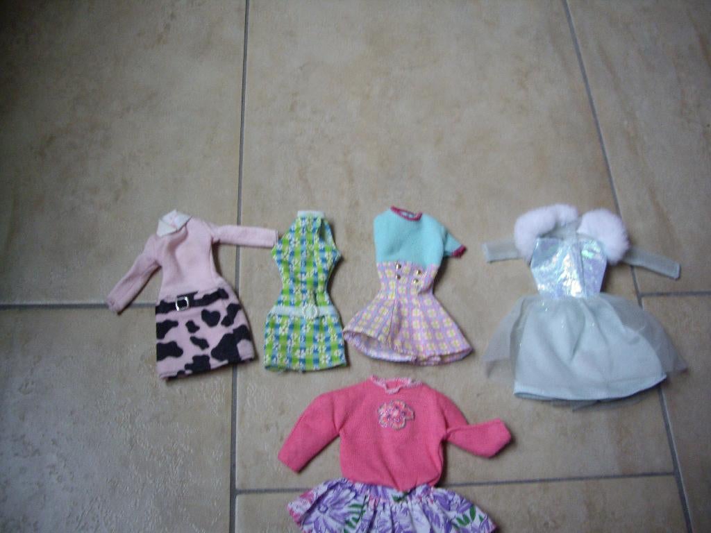 barbie kleertjes van het merk barbie, Kinderen en Baby's, Speelgoed | Poppen, Ophalen of Verzenden, Zo goed als nieuw, Barbie