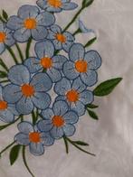 Groot boeket vergeetmijnietjes geborduurd op mooie lap stof, Ophalen of Verzenden, Nieuw, Overige typen