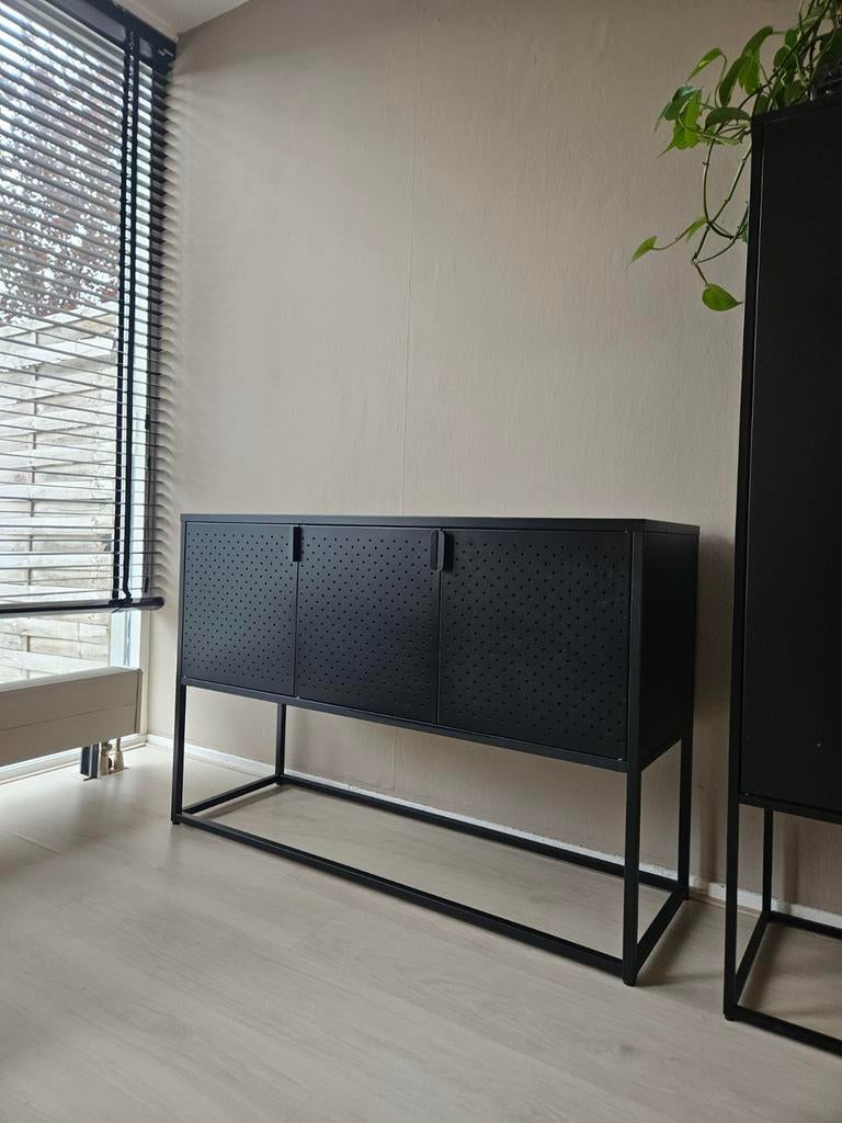 JYSK Virum dressoir – zwart, Huis en Inrichting, Ophalen, Gebruikt, 25 tot 50 cm