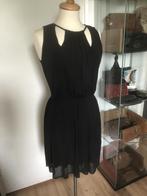 GUESS zwarte jurk maat XS zwarte chiffon met mooie halslijn, Kleding | Dames, Jurken, Guess, Zwart, Ophalen of Verzenden, Zo goed als nieuw