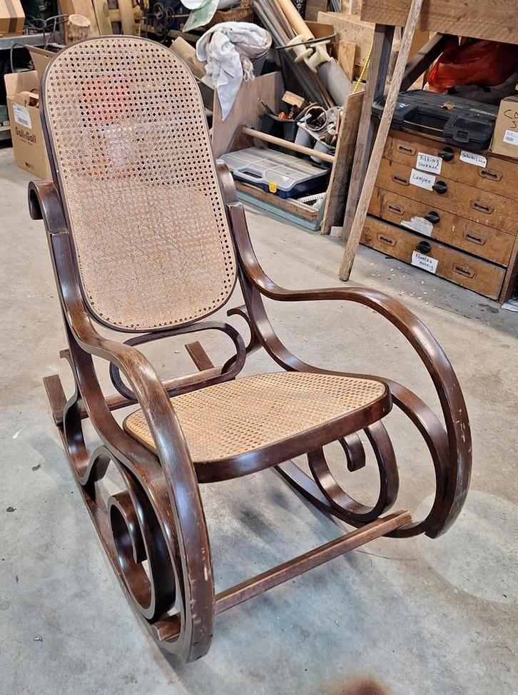 Charmante schommelstoel in de stijl van Thonet, Huis en Inrichting, Stoelen, Hout, Riet of Rotan, Ophalen
