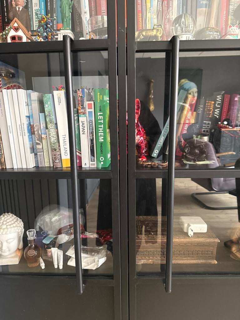 Zwarte vitrinekast met glazen deuren en planken, Huis en Inrichting, Ophalen, 50 tot 100 cm, Zo goed als nieuw, Metaal