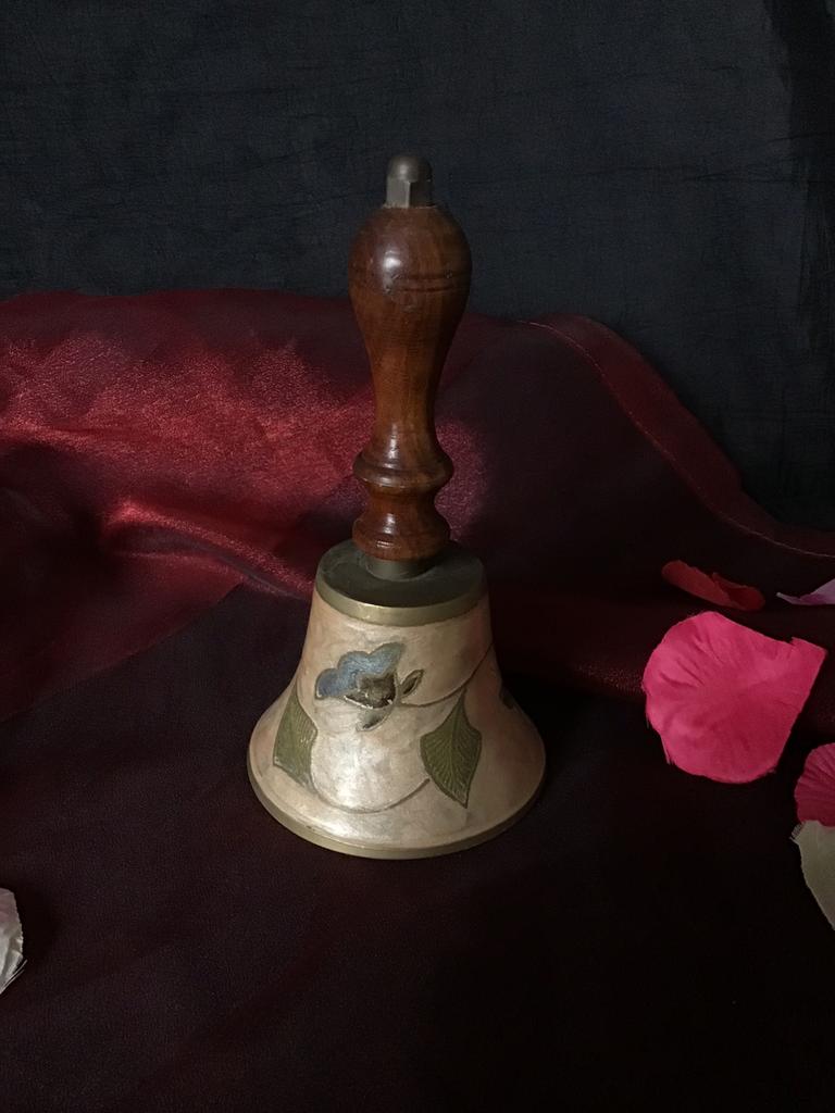 Ornamenten Bel Antiek Prachtig Gesneden Patroon Handbellen Retro Luid Bellen Dienstbel Decoraties Voor Bruiloft Feest Verjaardag Vintage Messing Handoproep (Goud met kleurrijk wit